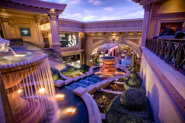 Las Vegas, États-Unis - 28 avril 2018 : L'intérieur des célèbres boutiques du Forum à l'hôtel Ceasars Palace à Las Vegas Photo De Stock