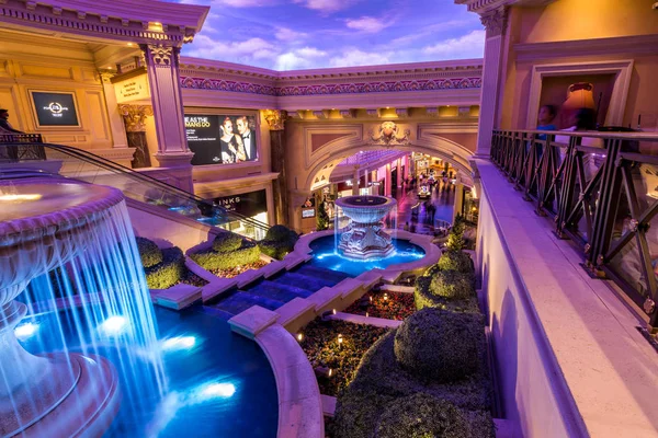 Las Vegas, États-Unis - 28 avril 2018 : L'intérieur des célèbres boutiques du Forum à l'hôtel Ceasars Palace à Las Vegas Images De Stock Libres De Droits
