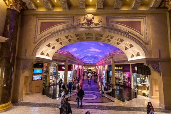 Las Vegas, États-Unis - 28 avril 2018 : L'intérieur des célèbres boutiques du Forum à l'hôtel Ceasars Palace à Las Vegas Photos De Stock Libres De Droits