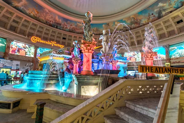Las Vegas, États-Unis - 28 avril 2018 : La fontaine intérieure de l'Atlantide se montre dans le célèbre hôtel Ceasars Palace à Las Vegas Photos De Stock Libres De Droits