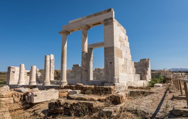 Yunanistan 'ın Naxos kentindeki Sangri köyündeki Demeter tapınağı ve kalıntıları güneşli bir günde