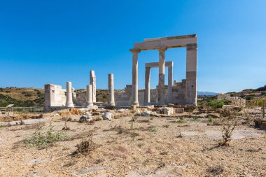 Yunanistan 'ın Naxos kentindeki Sangri köyündeki Demeter tapınağı ve kalıntıları güneşli bir günde