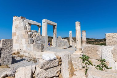 Sangri, Naxos / Yunanistan - 13 Temmuz 2019: Yunanistan 'ın Naxos kentindeki Sangri köyü, Demeter tapınağı ve kalıntıları ziyaret eden turistler