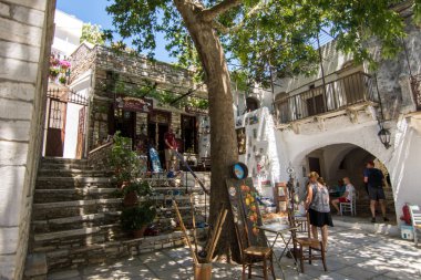 Apiranthos, Naxos / Yunanistan - 13 Temmuz 2019: Apiranthos 'un dar sokaklarını ve dükkanlarını ziyaret eden turistler
