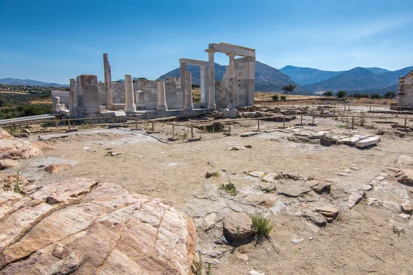 Ναός της Δήμητρας και ερείπια στο χωριό Σάνγκρι, Νάξος, Ελλάδα σε μια ηλιόλουστη μέρα — Φωτογραφία Αρχείου