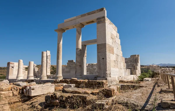 Ναός της Δήμητρας και ερείπια στο χωριό Σάνγκρι, Νάξος, Ελλάδα σε μια ηλιόλουστη μέρα — Φωτογραφία Αρχείου