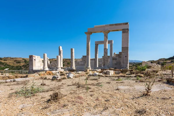 Yunanistan 'ın Naxos kentindeki Sangri köyündeki Demeter tapınağı ve kalıntıları güneşli bir günde