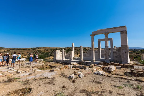 Sangri, Naxos / Grécia - 13 de julho de 2019: Turistas que visitam o templo de Deméter em Naxos — Fotografia de Stock