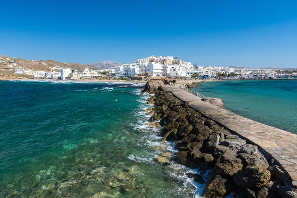 Naxos, Grécia - 12 de julho de 2019: Vista de Naxos capital Chora do passeio marítimo de Portara — Fotografia de Stock