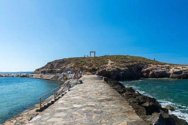 Naxos, Yunanistan - 12 Temmuz 2019: Portara ve Apollo tapınağının kalıntıları