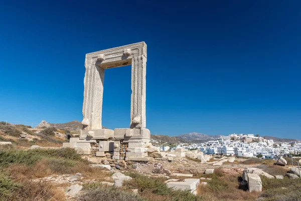 고라, 낙소스 - 키클라데스 그리스에 있는 포르타 라 와 아폴로 신전의 폐허 — 스톡 사진
