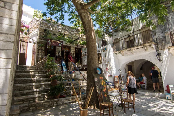 Apiranthos, Naxos / Grèce - 13 juillet 2019 : Les touristes visitent les rues étroites et les magasins d'Apiranthos Photo De Stock