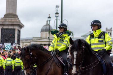 Londra, İngiltere 10 Ekim 2019: Soykırım İsyanı protestocularını görmezden gelen polis güçleri