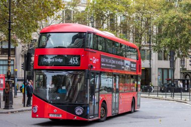 Londra şehir merkezinde çift güverte güzergahı otobüsü görüldü.