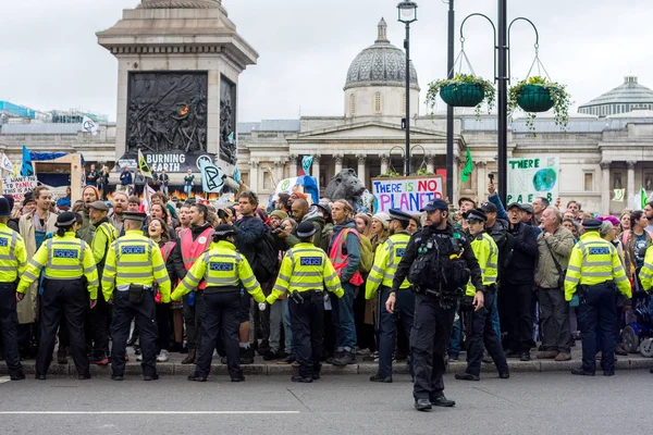 Londra, İngiltere 10 Ekim 2019: Soykırım İsyanı protestocularını görmezden gelen polis güçleri