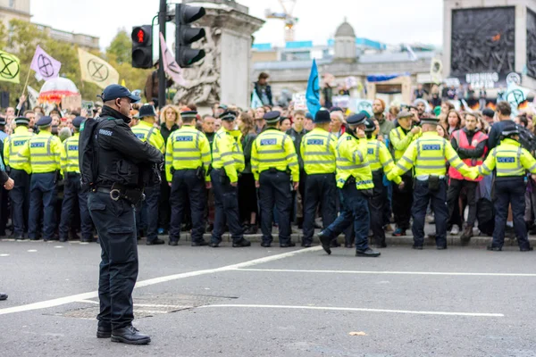 Londres, Inglaterra 10 de octubre de 2019: Las fuerzas policiales pasan por alto a los manifestantes de la rebelión contra la extinción — Foto de Stock