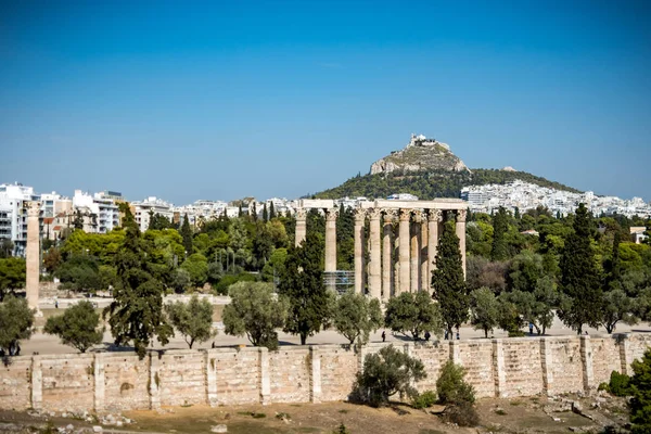 Atenas, Grécia: 28 de outubro de 2019: As colunas Zeus vistas do centro de Atenas — Fotografia de Stock