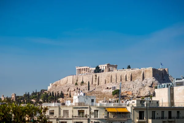 Aten, Grekland: -28 oktober 2019: Akropolis och Parthenon sett utifrån ett tak i centrala Aten — Stockfoto