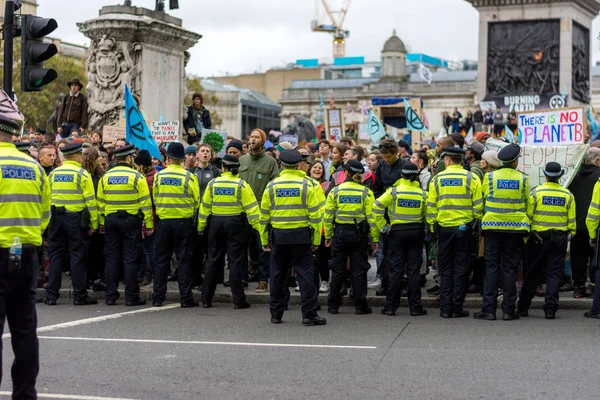 Londres, Angleterre 10 octobre 2019 : Les forces de police surplombent les manifestants de la rébellion d'extinction Image En Vente