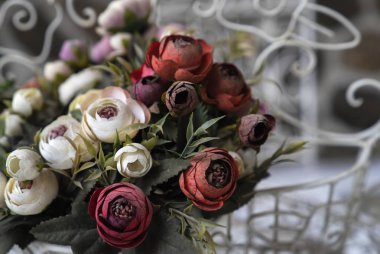 Dekoratif beyaz ve kırmızı çiçek bir buket