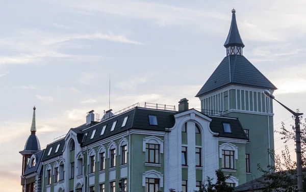 Gökyüzüne karşı güzel bir bina