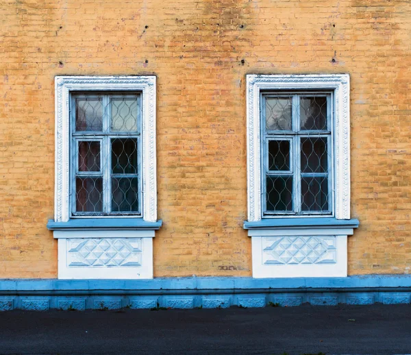 Eski binanın pencereleri