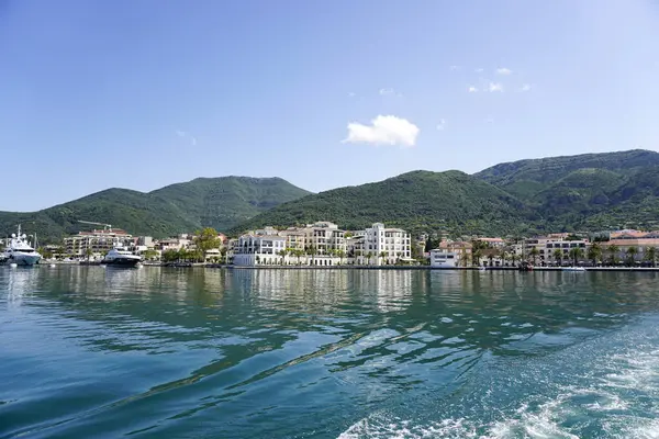 Bokakotorska Bay Deniz Yat orman ve dağlar
