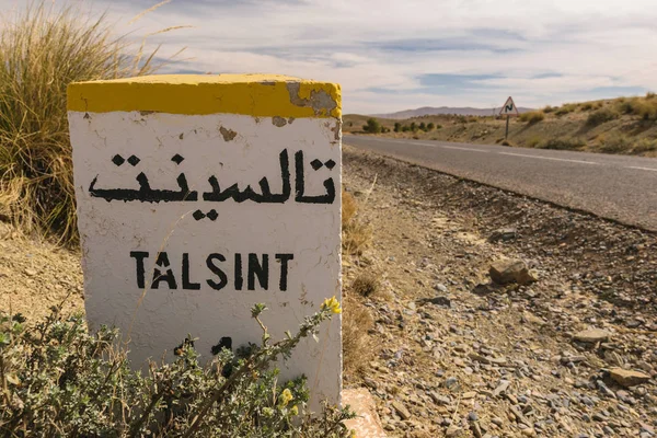 Kilómetro de piedra con caracteres árabes en él, Talsinst, Marruecos — Foto de Stock