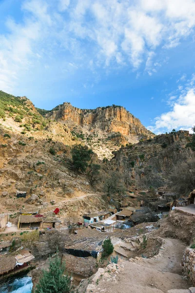 Pequeño pueblo cerca de las Fuentes de Oum er- Rbia, Marruecos — Foto de Stock