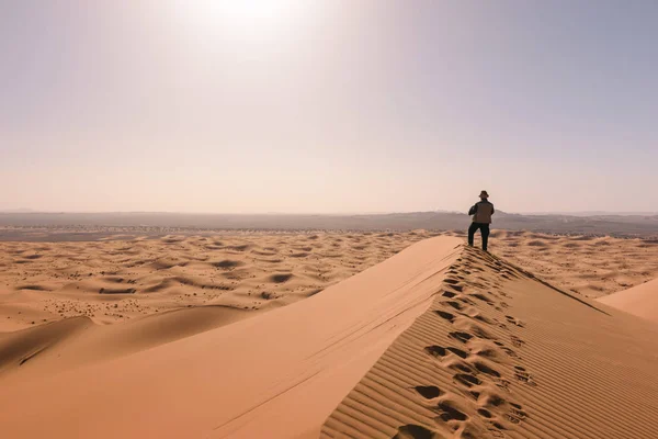 Mężczyzna wychodzi na wydmach Erg Chebbi, Merzouga, Maroko — Zdjęcie stockowe