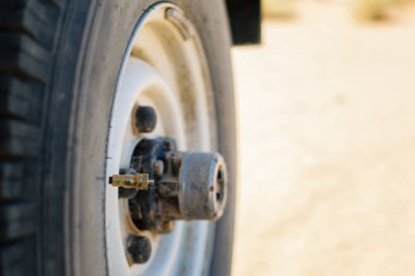 Takılı lastik deflatör ile Off-Road lastiği