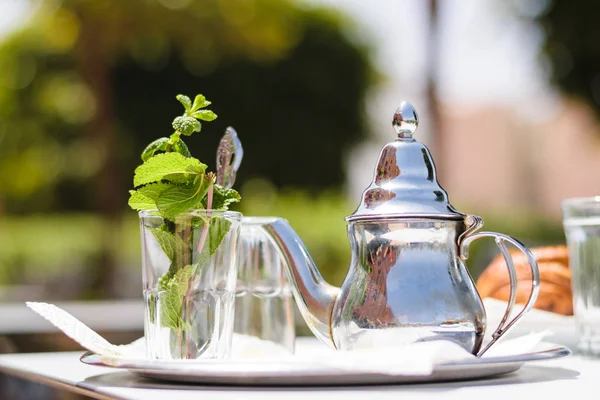 Çaydanlık ve bardak ile nane yaprakları, Fas