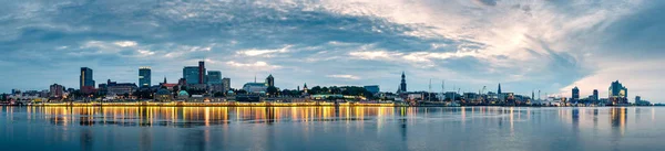 Hamburg Skyline gündoğumunda, Almanya