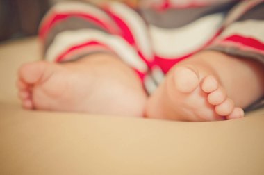 Yürümeye başlayan çocuk 's feet. Bebeğin ayakları.
