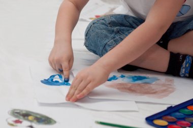 Çocuk kendi elleriyle çizer