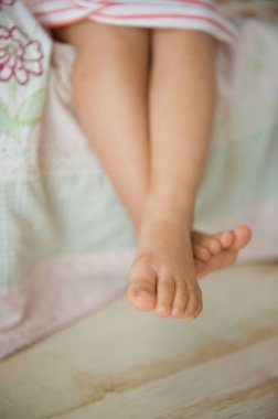 Yürümeye başlayan çocuk 's feet. Bebeğin ayakları.