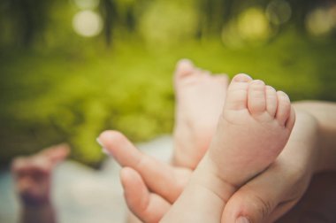 Yürümeye başlayan çocuk 's feet anne elinde