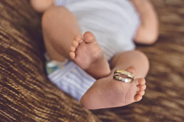 Batolete nohy. Nohy dítěte s snubní prsteny — Stock fotografie