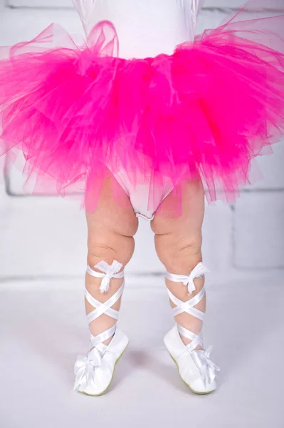 De benen van het meisje in pointe-schoenen. Een meisje in een ballerina kosten — Stockfoto