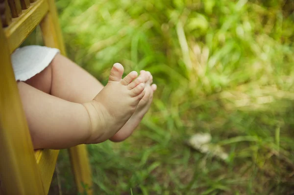 Yürümeye başlayan çocuk 's feet. Bebeğin ayakları. — Stok fotoğraf