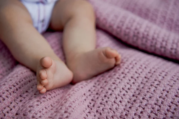 Yürümeye başlayan çocuk 's feet. Bebeğin ayakları. — Stok fotoğraf