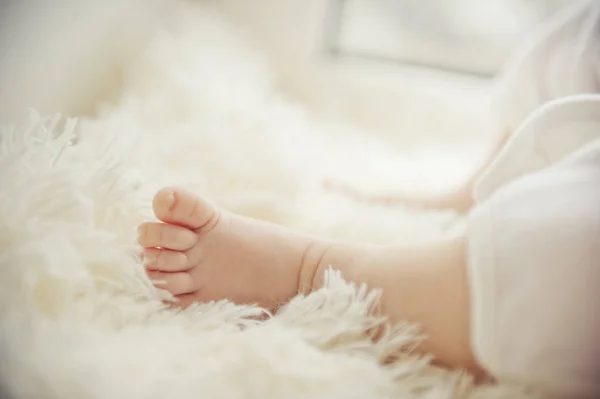 Yürümeye başlayan çocuk 's feet. Bebeğin ayakları. — Stok fotoğraf