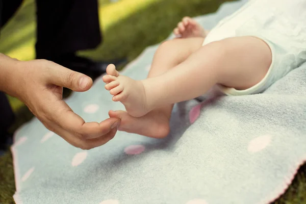 Papa touche la jambe du bébé — Photo