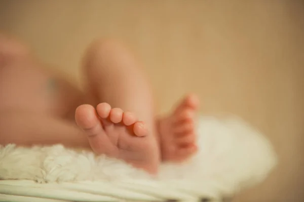 Batolete nohy. Nohy dítěte. — Stock fotografie
