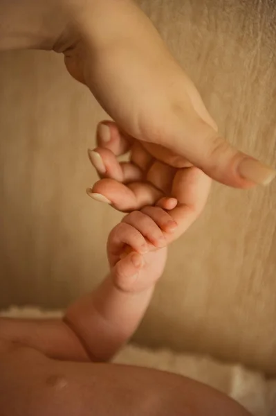 Maman tient la main du bébé dans sa main — Photo
