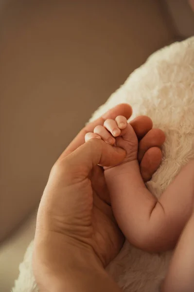 Maman tient la main du bébé dans sa main — Photo