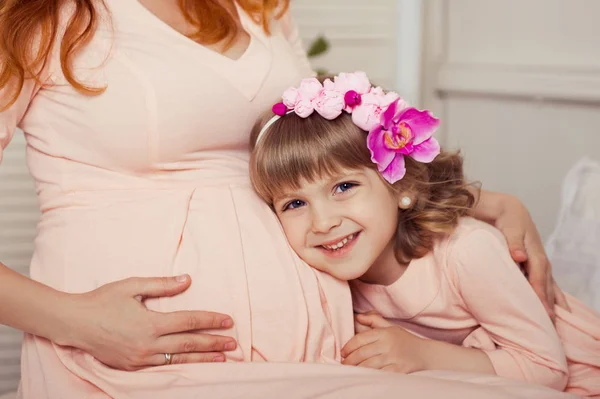 Mãe e filha em roupas cor-de-rosa idênticas. Mulher grávida . — Fotografia de Stock