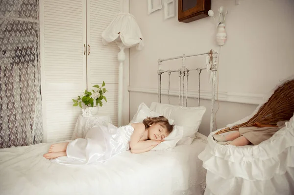 La chica está durmiendo en la cama en la habitación de los niños. . — Foto de Stock