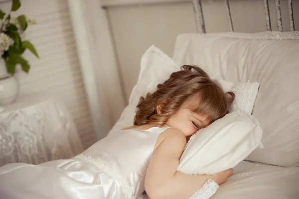 La chica está durmiendo en la cama en la habitación de los niños. . —  Fotos de Stock