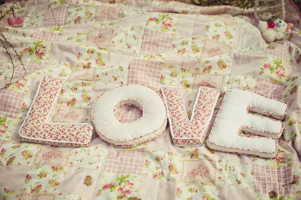 Подушки в форме букв Любовь на одеяле . — стоковое фото